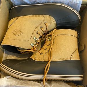 Big boys duck boots size 6 boys